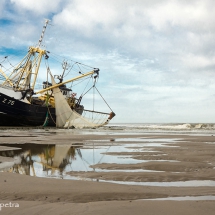 Kotter vastgelopen bij Petten © fotografiepetra