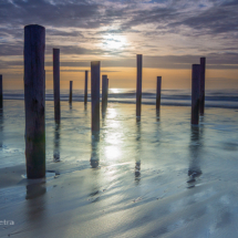 Zonsondergang palen bij Petten © fotografiepetra