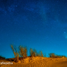 De Melkweg boven de duinen © fotografiepetra