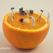 Crime Scene op een Sinaasappel © fotografiepetra