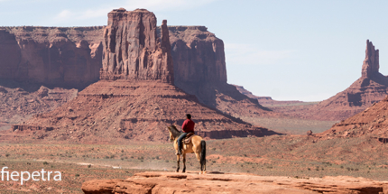 Man op paard Monument Valley © fotografiepetra